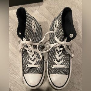 WOMEN's Converse black & white. Excellent Condition. Worn a couple times. SZE 6